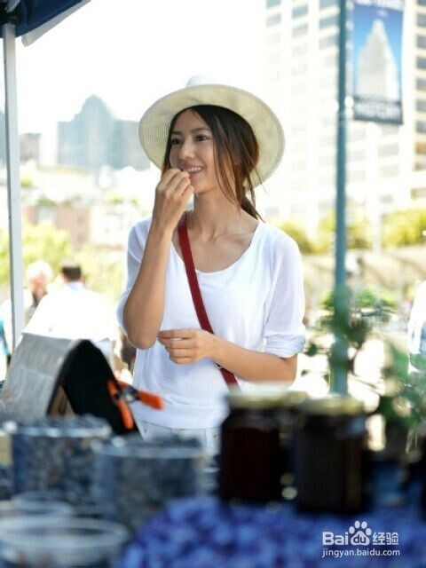 别说你会穿衣服!看御姐高圆圆的初秋搭配法