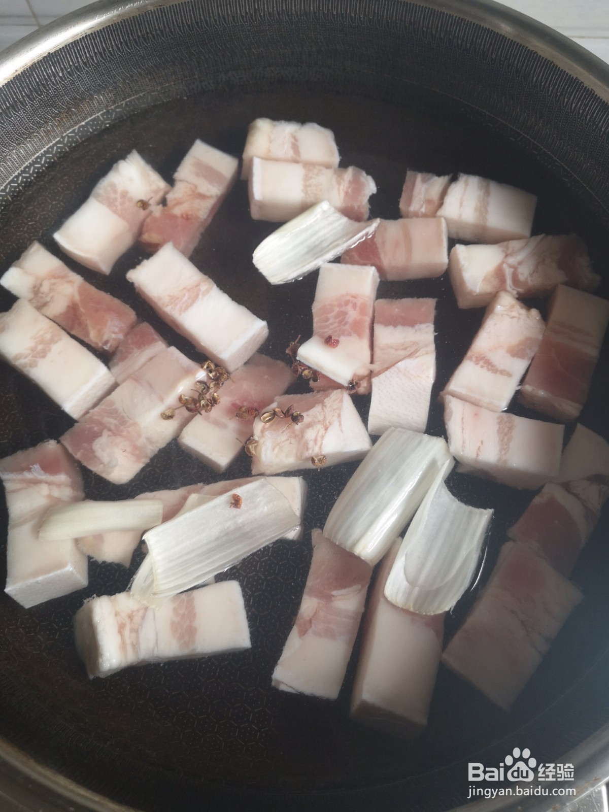 芋头红烧肉的做法