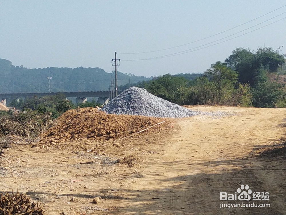 在铁路线路旁施工如何确保行车安全？
