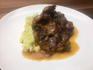 红酒炖牛尾配土豆泥