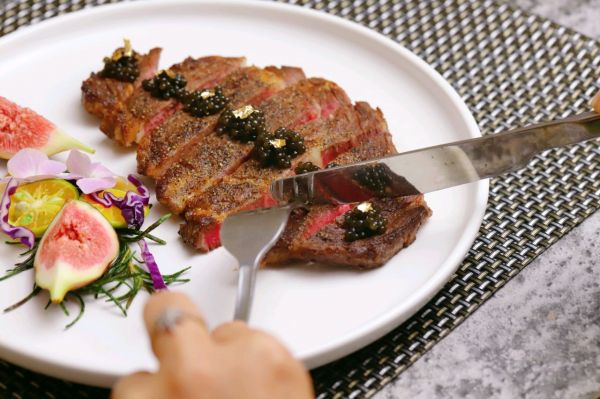 眼肉牛排鲟鱼鱼子酱