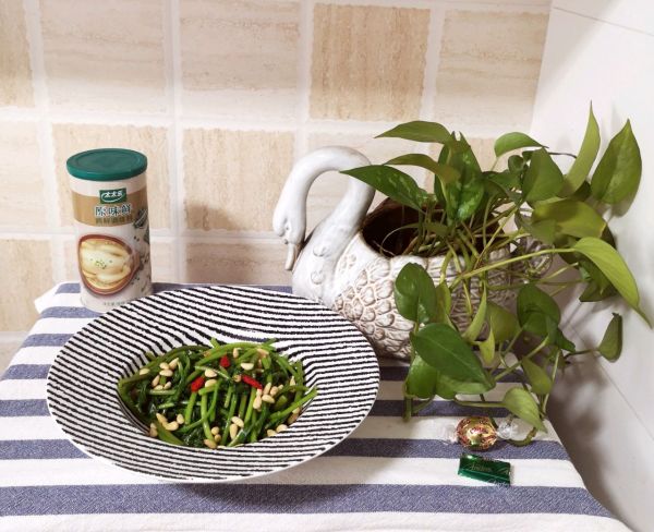 松仁枸杞拌茼蒿