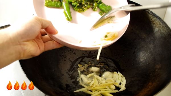 家常青椒回锅肉