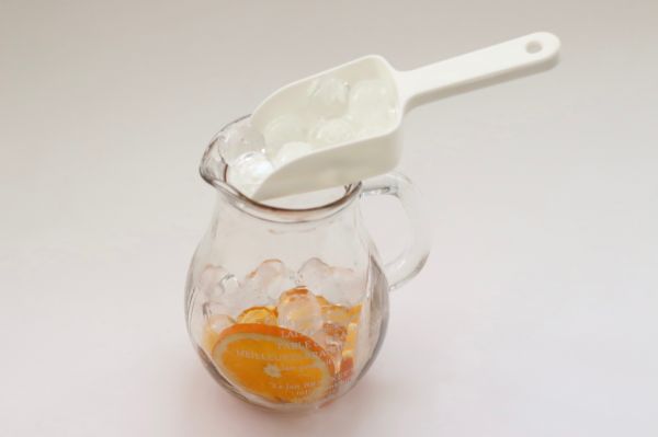 蔓越莓白桃气泡冰饮