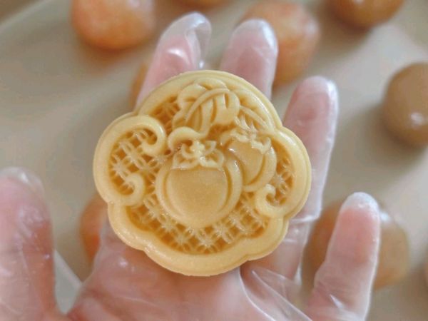 拉丝冰翅蛋黄月饼