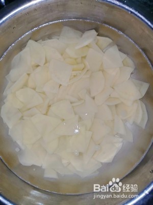 尖椒土豆片的做法。