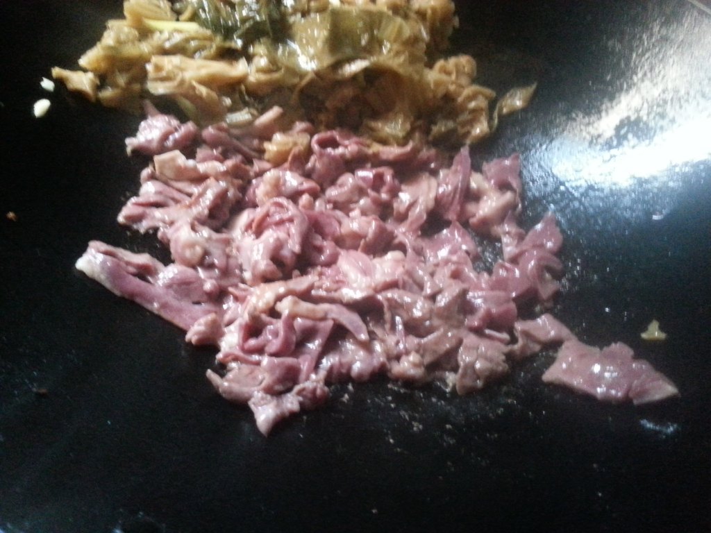 妈妈做的咸菜干炒猪心好吃极了！