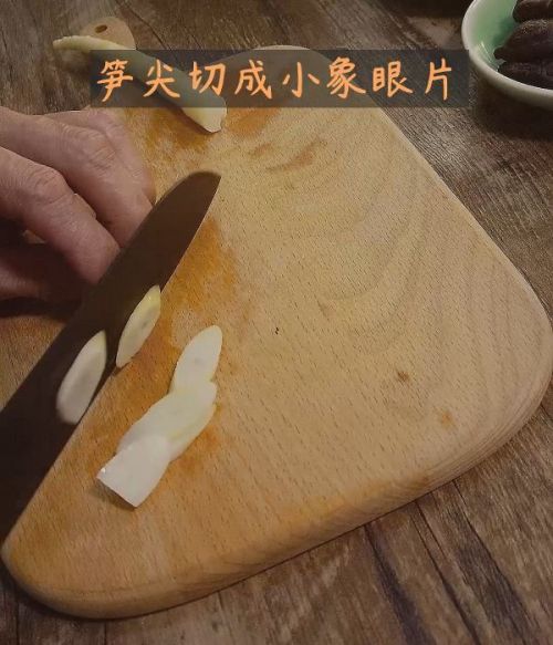 将嫩笋斜切片,切成小象眼片