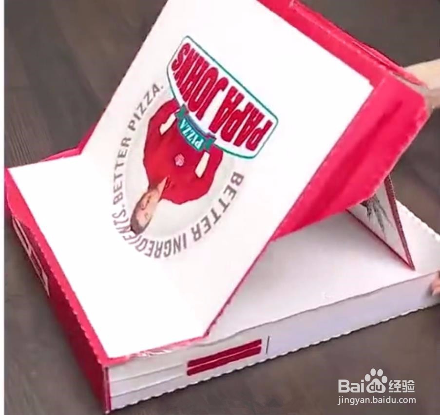 披萨盒也有大用处，披萨盒秒变临时画架！