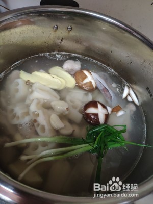 健康养生佳品莲藕排骨汤的做法