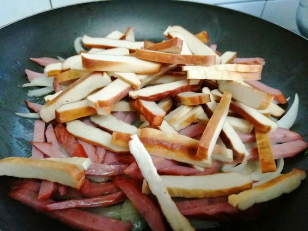 香干香肠炒青椒