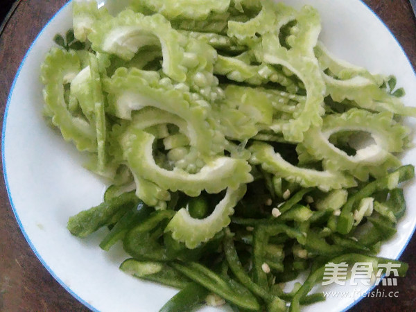 青椒炒苦瓜的做法