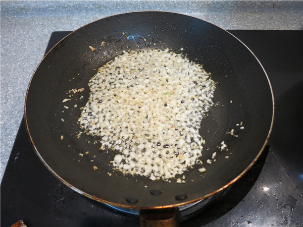 翘尾巴的金银蒜蓉开背虾