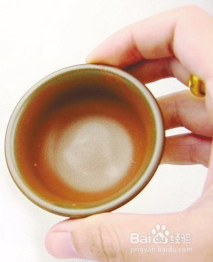 如何去除茶杯上的茶垢?