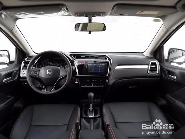 外观动感又经济,两厢小车,停车不再是难题