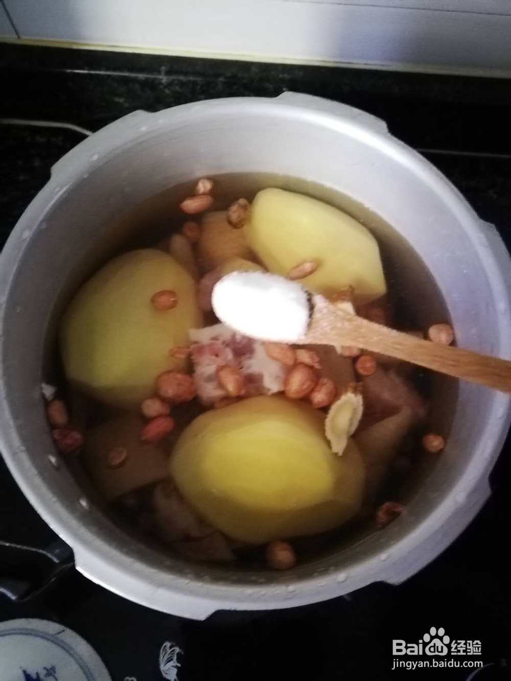 猪骨花生土豆汤