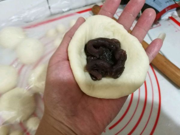 丑萌兔豆沙面包