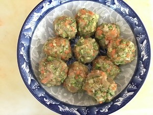 鸡胸肉时蔬丸子汤的做法