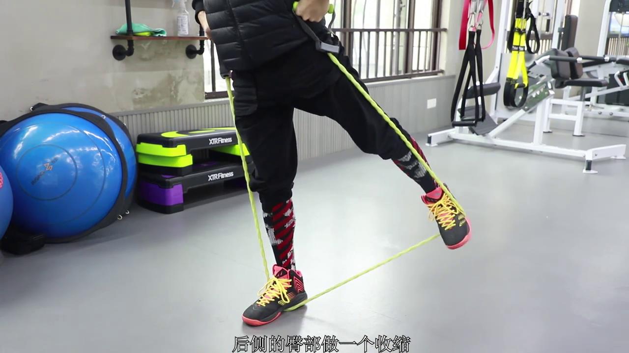 如何用弹力绳进行有效的美化臀部线条