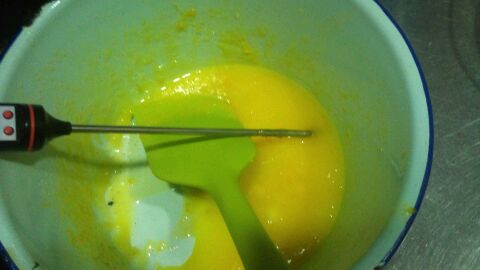 马卡龙夹馅柠檬奶油霜