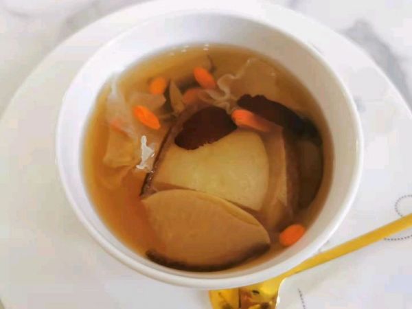 红枣银耳炖雪梨