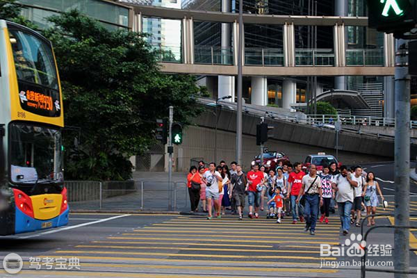 通过人行横道