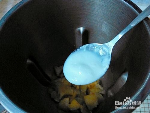 如何做出一杯美味的哈密瓜酸奶昔？