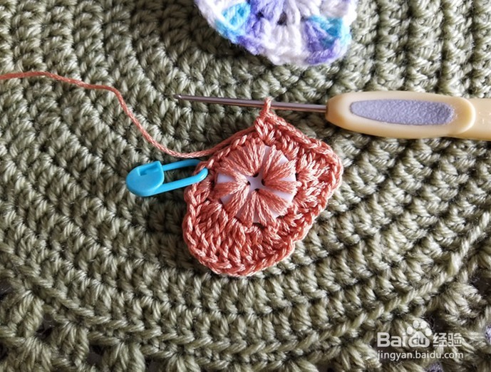 毛线装饰钮扣心形的钩编方法