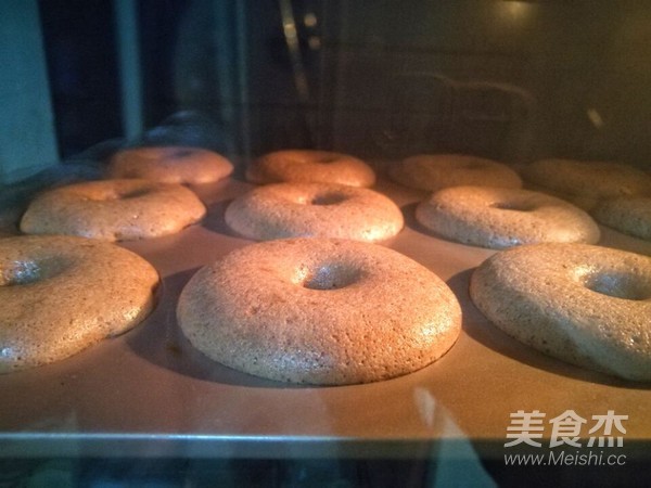 巧克力豆甜甜圈蛋糕