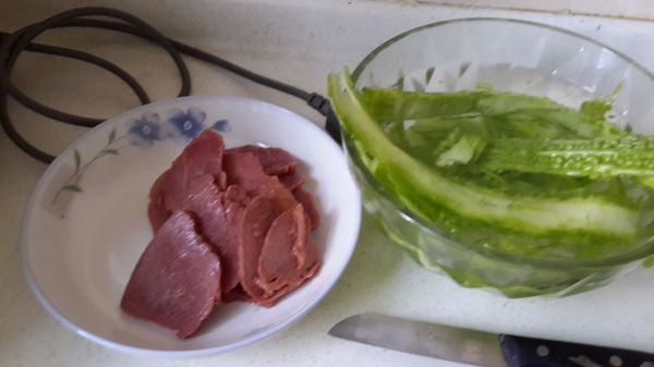 红油牛肉拌苦瓜