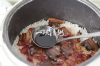香气四溢的腊肉煲仔饭