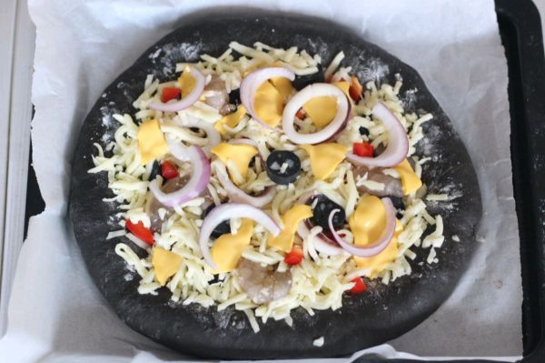 海鲜墨鱼汁披萨