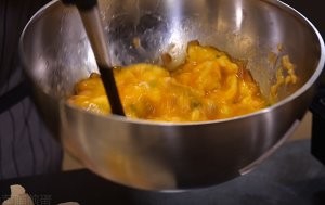 三文鱼菜脯煎蛋的做法