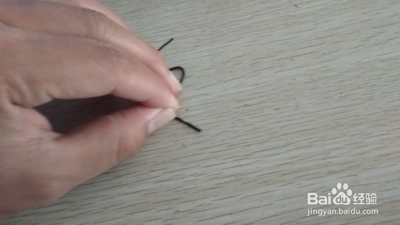 如何用一个数据线绑绳做简易的钢笔的支架