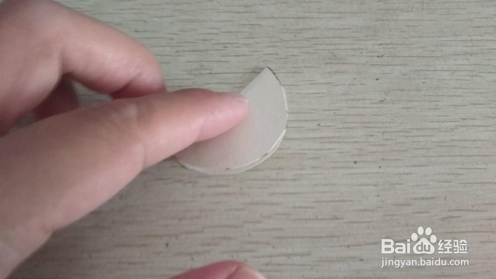 如何用一个圆形画纸和铅笔做简易的钢笔的支架