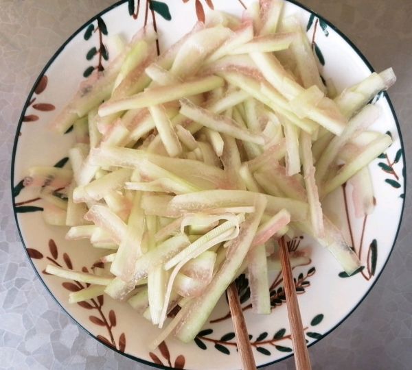 开胃凉拌西瓜皮
