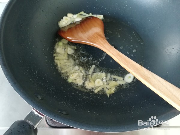 一道下饭菜青蒜香干回锅肉的做法
