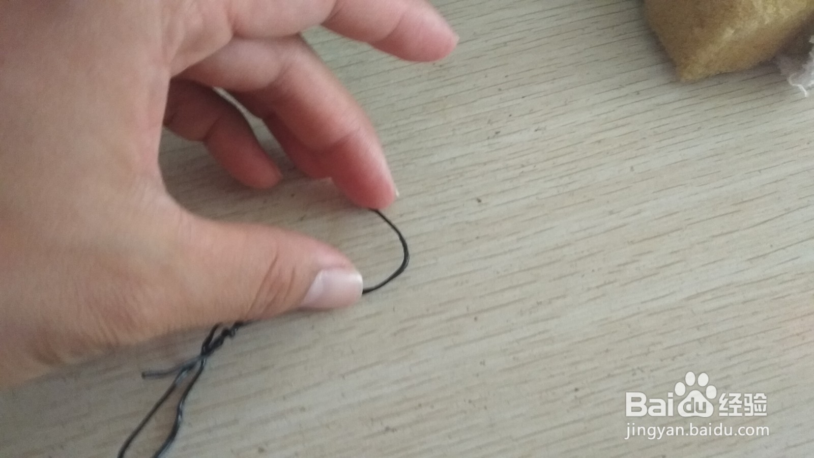 如何用两个数据线绑绳做简易的中性笔支架