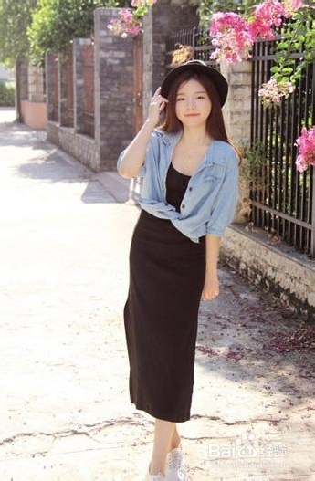 秋季女神穿衣搭配：牛仔外套配长裙美翻天