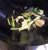 养生——木耳芹菜炒肉饼