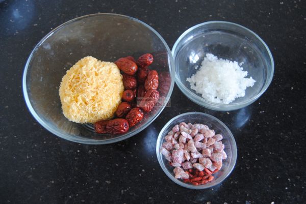 草莓红枣银耳羹