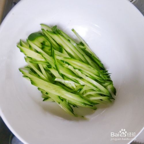 教你简单的做家常手撕鸡拌黄瓜凉拌菜!