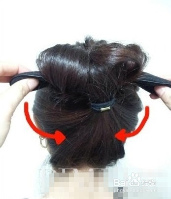 蓬松丸子头怎么扎