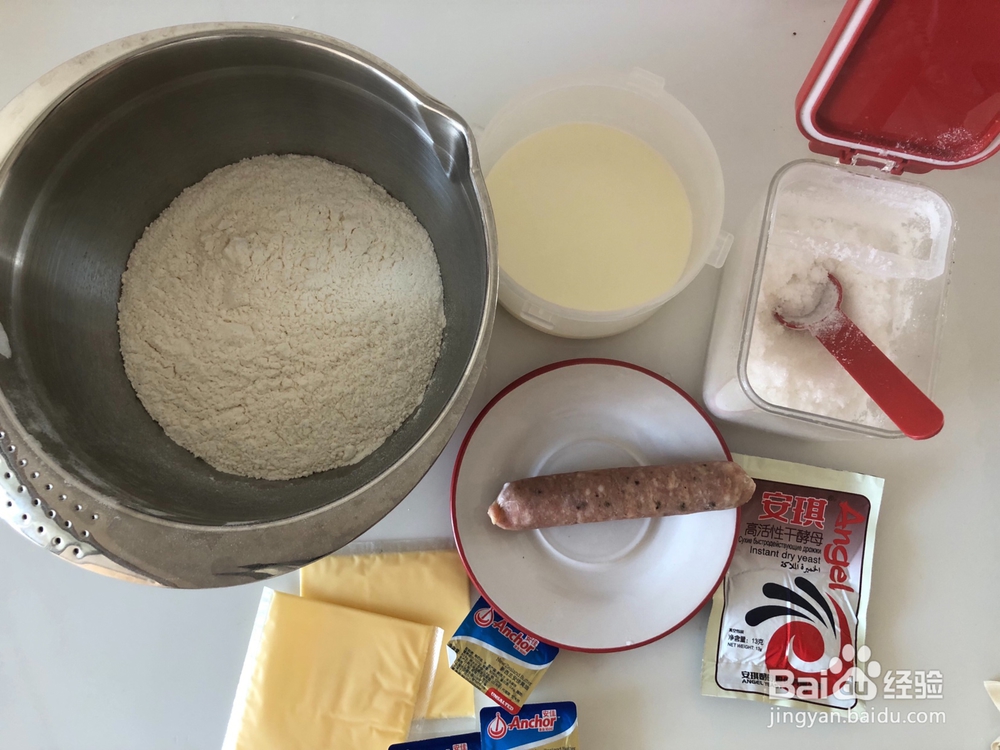 香气浓郁的芝士肉肠香葱面包