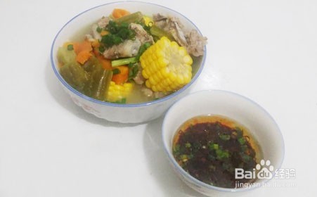 如何简单的做广式靓汤，苦瓜胡萝卜玉米猪骨汤