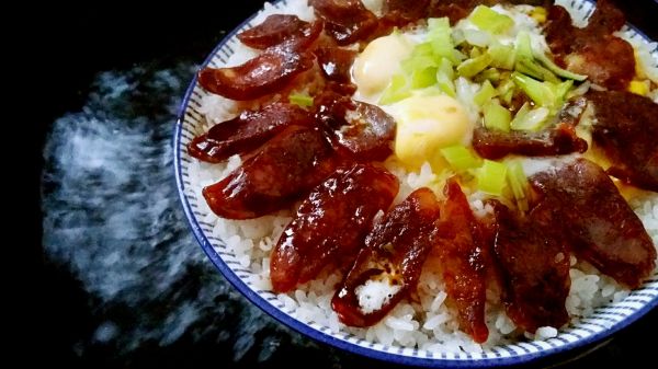 四蛋腊肠花蒸饭