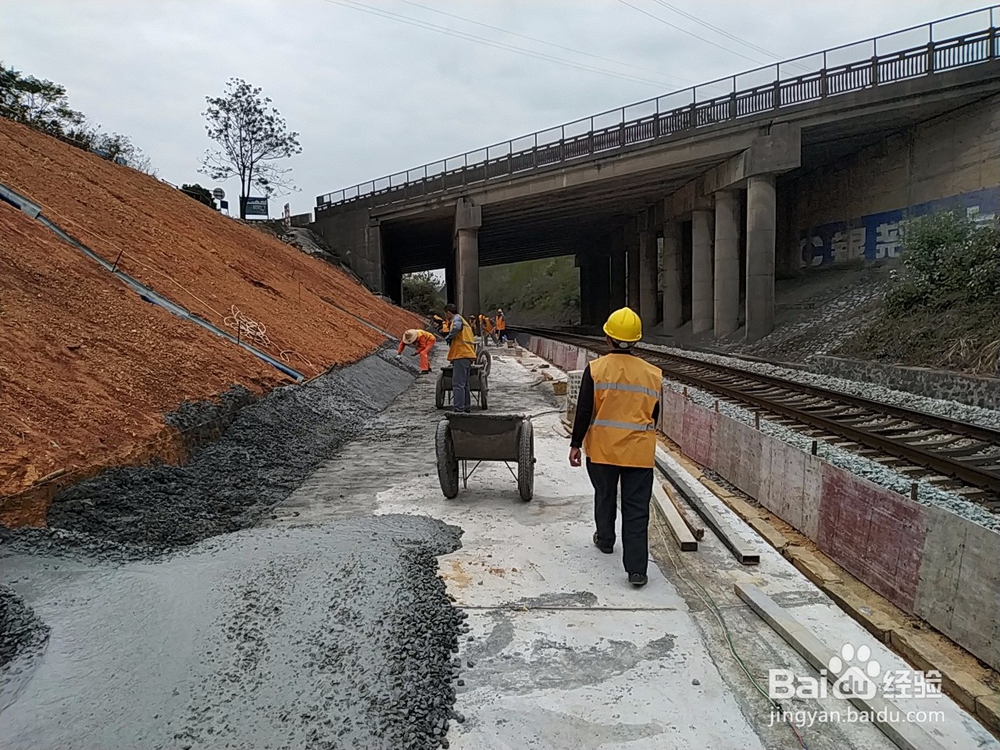 人字骨架襟边在灌注混凝土时的要求有哪些？