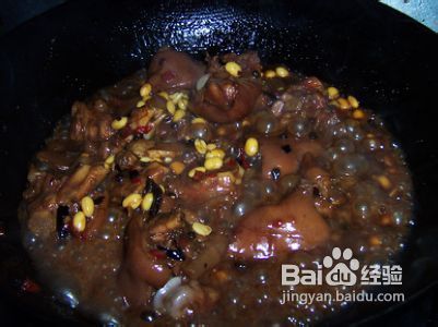 麻辣香蹄炖黄豆的做法
