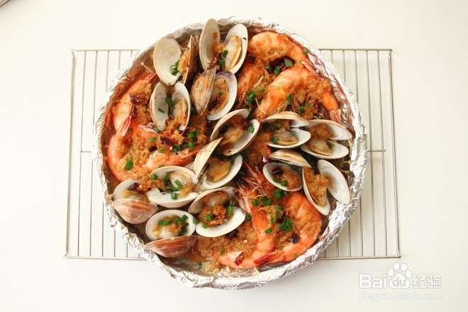 如何在家就能简单制作一份蒜蓉粉丝蛤蜊烤虾呢?