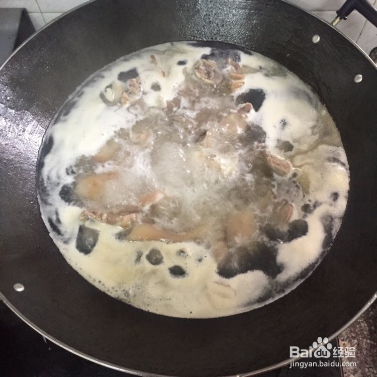 猪脚莲藕花生汤的做法